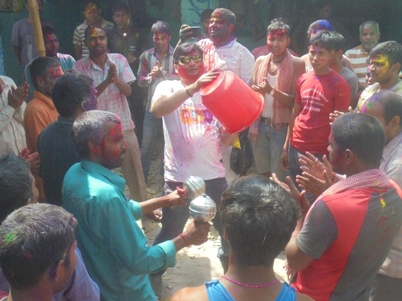 Chiefs of district offices playing Holi with imnates in Saptari District Prison, on Thursday, March 21, 2019. Photo: THT