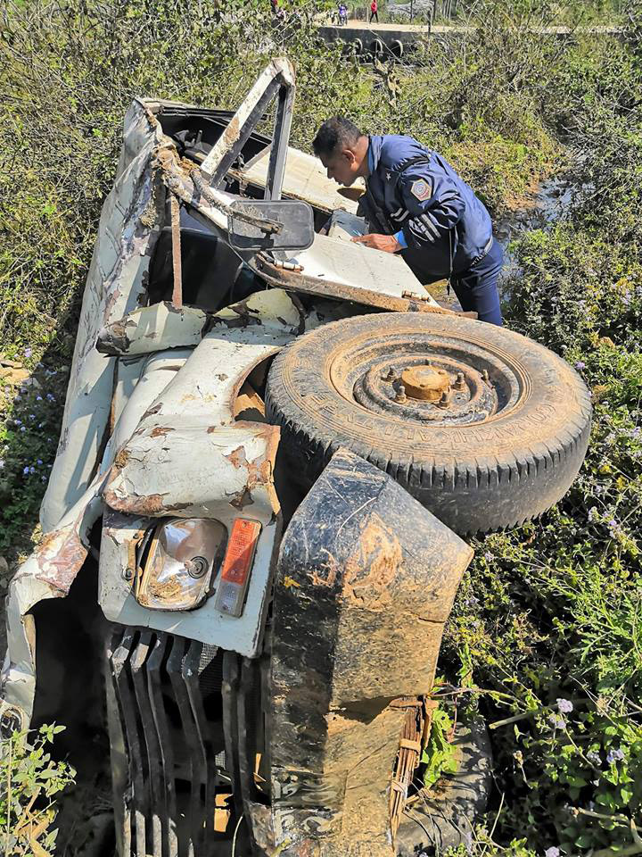 A security personnel is seen inspecting the damaged jeep that fell off the road at Ghansikuwa, in Byas Municipality-12 of Tanahun district, on Tuesday, March 5, 2019. Photo: Madan Wagle/THT