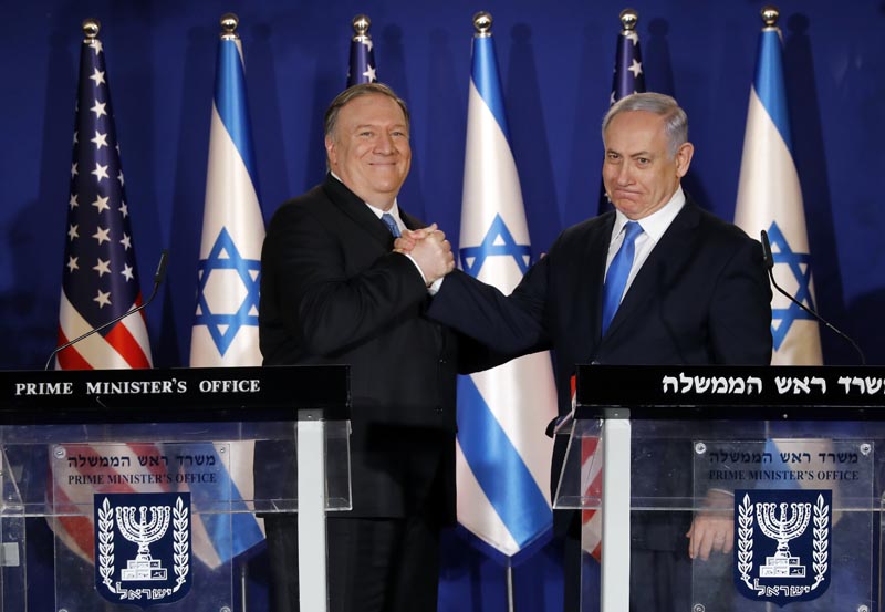 US Secretary of State Mike Pompeo (left) shakes hands with Israeli Prime Minister Benjamin Netanyahu, during their visit to Netanyahu's official residence in Jerusalem, Thursday March 21, 2019. Photo: Amir Cohen/Pool via AP