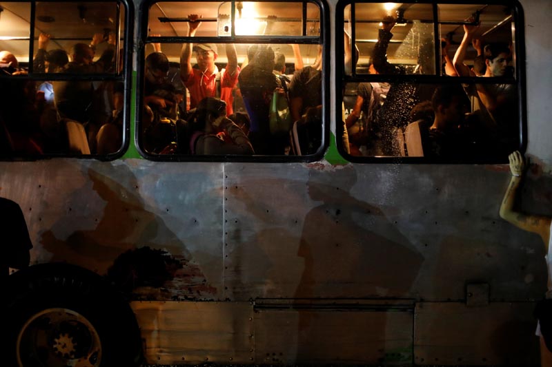 People ride on a bus during a blackout in Caracas, Venezuela March 7, 2019.Photo: Reuters