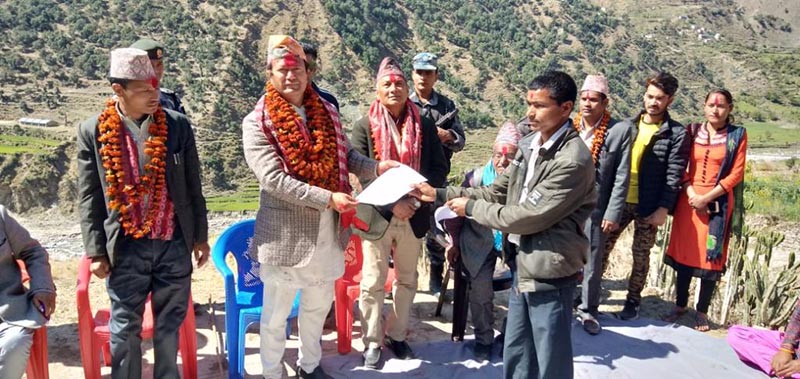 Freed 'haliyas' of Pipaldali in Budinanda Municipality-1 of Bajura district submitting an eight-point memorandum to the Minister for Internal Affairs and Law of Sudurpaschim Province, Prakash Shah, on Friday, March 22, 2019. Photo: Prakash Singh/THT