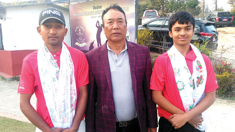 Golfers Ajit BK (left) and Shashwat Pradhan (right) with NGA President Tashi Ghale at their farewell in Kathmandu on Thursday. Photo: THT