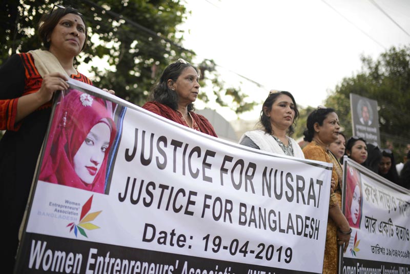 Protesters hold placards and gather to demand justice for an 18-year-old woman who was killed after she was set on fire for refusing to drop sexual harassment charges against her Islamic school's principal, in Dhaka, Bangladesh, Friday, April 19, 2019. Photo: AP