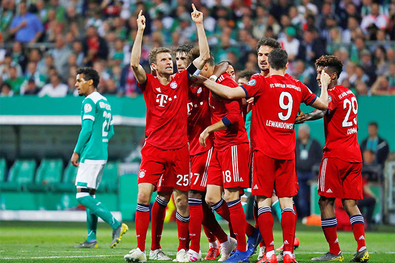 Bayern Munich's Thomas Mueller celebrates scoring their second goal with team mates. Photo: Reuters