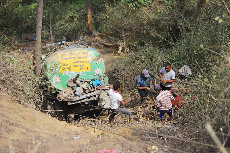 Locals trying to pull a water tanker that fell below the road, in Chobhar, on Friday, April 12, 2019. Photo: Nishant S Gurung/THT