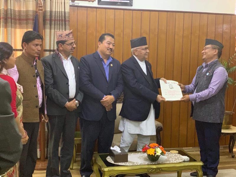 Mayor Gyanendra Kumar Shrestha hands memorandum to PM KP Sharma Oli in the presence of his representatives from Udaypur at Baluwatar, Kathmandu on Monday, April 15, 2019. Photo: Shyam Rai/THT