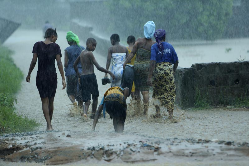 People leave their flooded homes, in Natite neighbourhood, in Pemba, on the northeastern coast of Mozambique, Sunday, April, 28, 2019. Photo: AP
