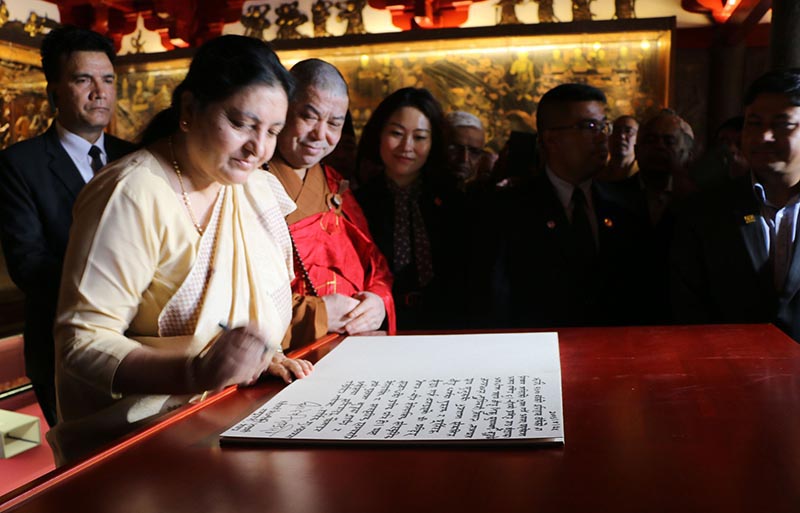 President Bidya Devi Bhandari signs the visitor's book at Daci'en Temple, in Xi'an, Shaanxi Province, on Thursday, April 25, 2019.  Photo: RSS