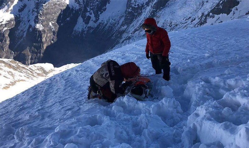 Rescuers pulling Malaysian climber Wui Kin Chim out of deep snow at 7,500 m on Mt Annapurna. Photo Courtesy: Mingma David Sherpa