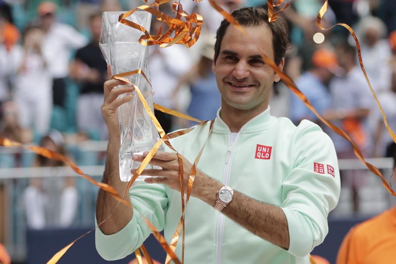 Roger Federer, of Switzerland,holds the trophy after defeating John Isner in the singles final of the Miami Open tennis tournament, Sunday, March 31, 2019, in Miami Gardens, Florida. Photo: AP