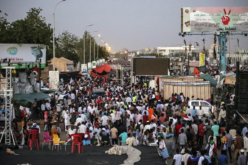 Sudanese protesters chant slogans during a rally outside the army headquarters in Sudan's capital Khartoum on Saturday, April 20, 2019.  Photo: AP