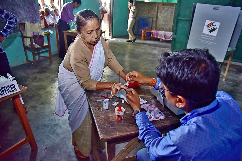 A woman gets her finger inked before casting her vote at a polling station during the first phase of general election in Nagaon district in the northeastern state of Assam, India, April 11, 2019. Photo: Reuters