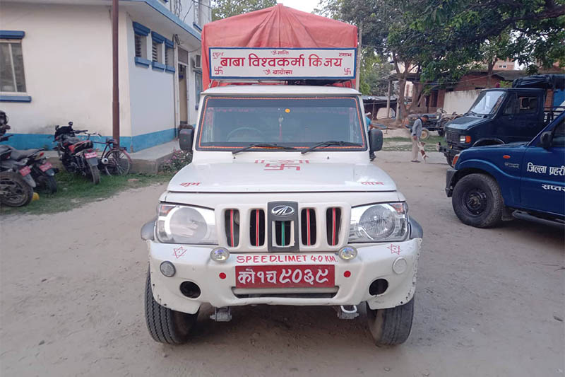 This image shows a pick-up vehicle laden with 2,500 kilograms contraband black pepper seized by police in Saptari district, on Sunday, April 21, 2019. Photo: Byas Shankar Upadhyaya/ THT