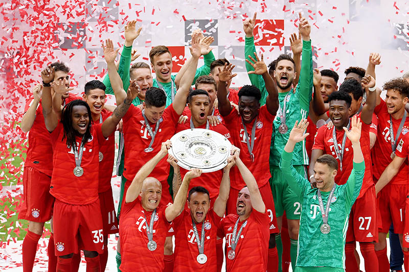 Bayern Munich's Arjen Robben, Rafinha and Franck Ribery celebrate with the trophy after winning the Bundesliga. Photo: Reuters