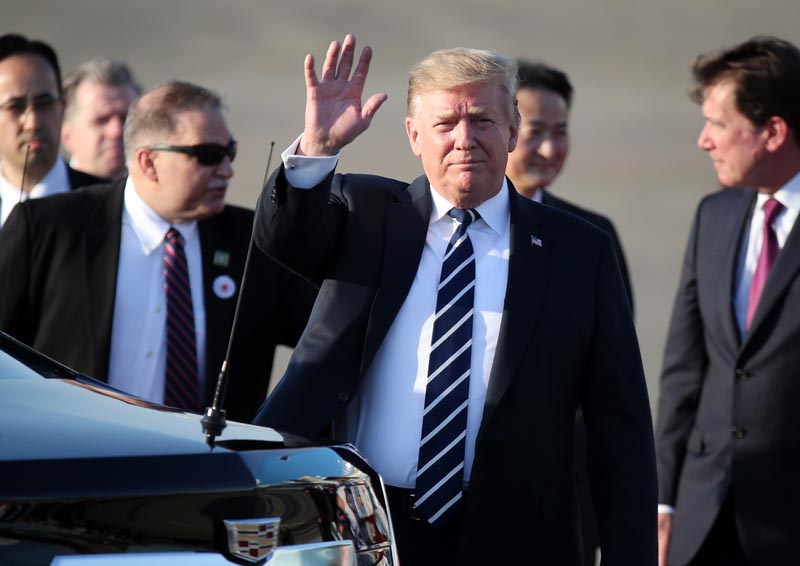 US President Donald Trump waves as he arrives at the Haneda International Airport Saturday, May 25, 2019, in Tokyo. Photo: AP