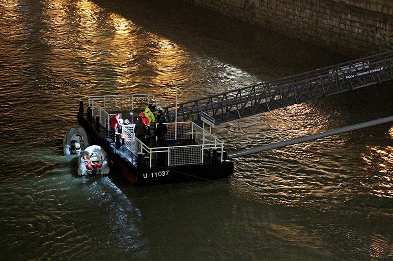 A rescue boat is seen on the Danube river after a tourist boat capsized in Budapest, Hungary, May 30, 2019. Photo: Reuters