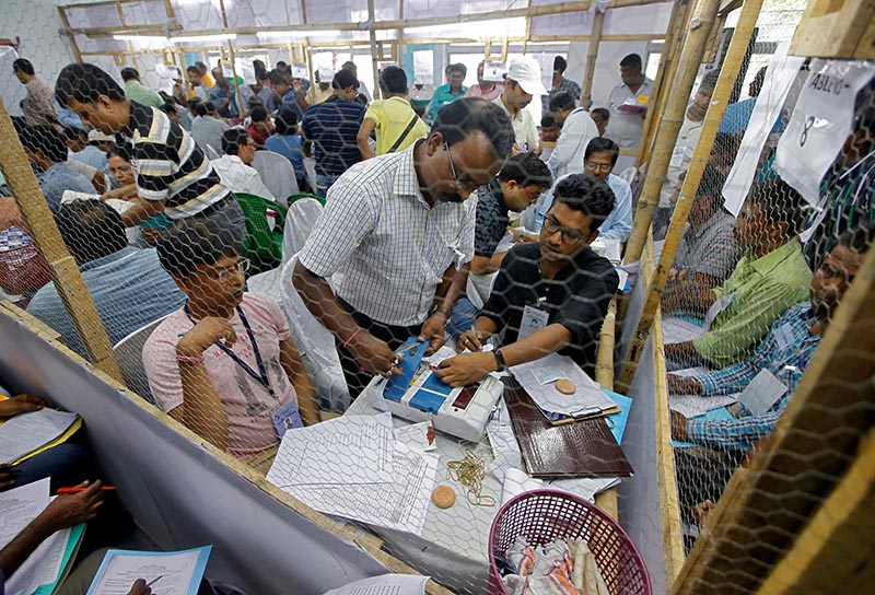 Election staff members open an electronic voting machine (EVM) to count votes inside a vote counting centre in Kolkata, India, May 23, 2019. Photo: Reuters