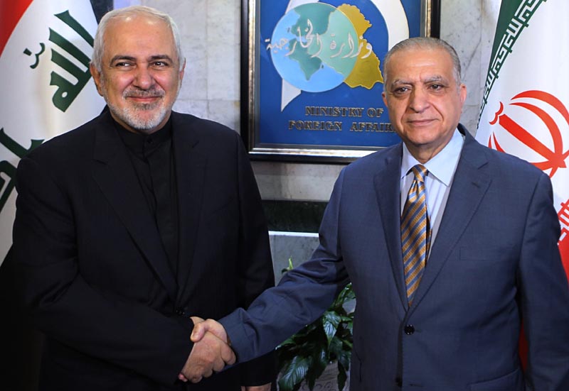 Iraqi Foreign Minister Mohamed Alhakim, right, shakes hands with his visiting Iranian counterpart Mohammad Javad Zarif at the Ministry of Foreign Affairs Building in Baghdad, Iraq, Sunday, May 26, 2019. Photo: AP