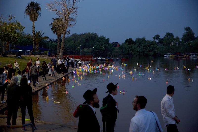 People look on floating handmade boats with the names of Nazi concentration camps, during a ceremony marking the annual Holocaust Remembrance Day in Hayarkon park in Tel Aviv, Israel, Wednesday, May 1, 2019. Photo: AP