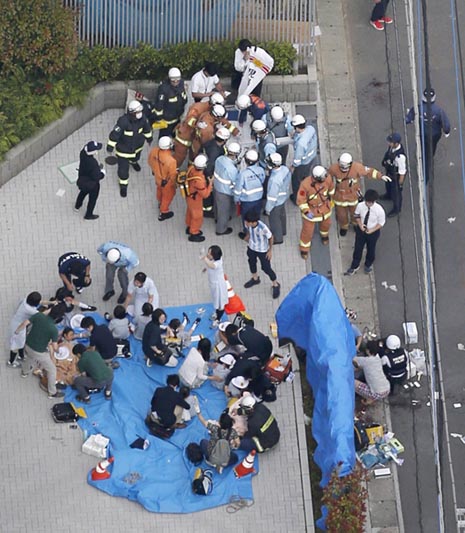 An aerial view shows rescue workers and police officers operate at the site where sixteen people were injured in a suspected stabbing by a man, in Kawasaki, Japan May 28, 2019. Photo: Kyodo/via Reuters