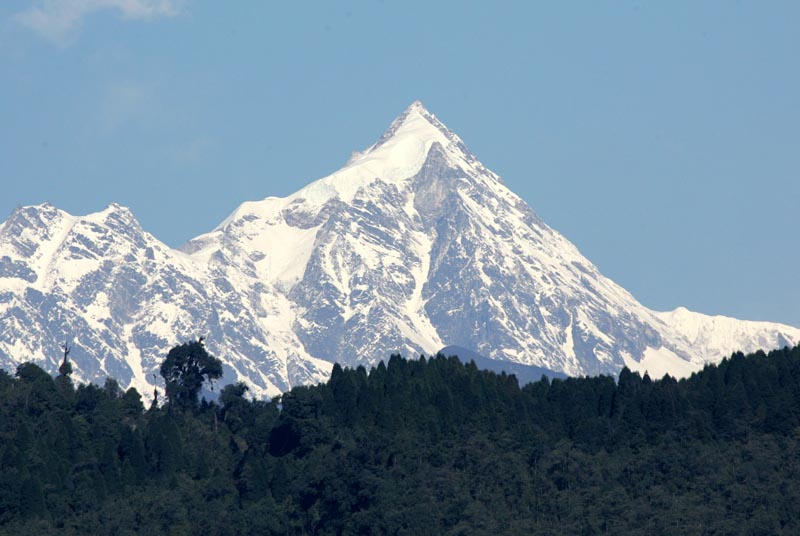 A view of the Kanchenjunga mountain along the Himalayan mountain range on the frontier between Nepal and Sikkim is seen March 14, 2005. Photo: Reuters