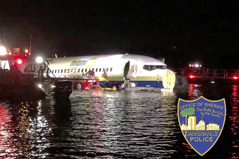 Authorities work at the scene of a plane in the water in Jacksonville, Florida, Friday, May 3, 2019.  Photo: Jacksonville Sheriff's Office via AP