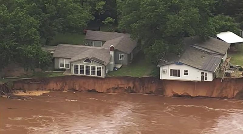 This image taken from video provided by KOCO-5 shows homes dangerously close to the Cimarron River on Wednesday, May 22, 2019 near Crescent, Oklahoma. Photo: KOCO-5 via AP