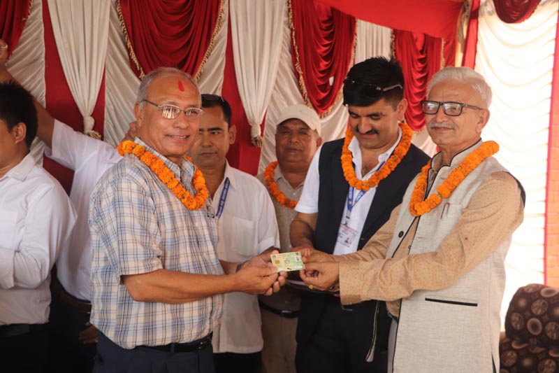 Chief Minister of Province 3, Dormani Poudel handing over the smart license to a service user amid a programme held on Wednesday, May 22, 2019. Photo: Prakash Dahal/THT