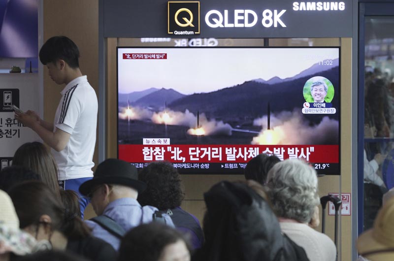 People watch a TV showing a file footage of North Korea's missile launch during a news program at the Seoul Railway Station in Seoul, South Korea, Saturday, May 4, 2019. Photo: AP