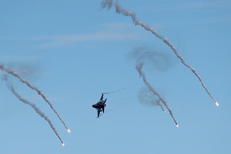 A RF-16 fighter jet drops flares during the live fire Han Kuang military exercise, which simulates China's People's Liberation Army (PLA) invading the island, in Pingtung, Taiwan May 30, 2019. Photo: Reuters