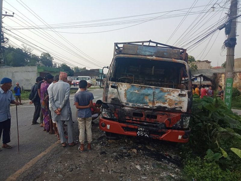 Locals gather around a mini-truck that was torched during a nationwide bandh called by Netra Bikram Chand-led Communist Party of Nepal, at Chaukitole, in Hetauda Sub-Metropolitan City-1, on Monday, May 27, 2019. Photo: Prakash Dahal/THT