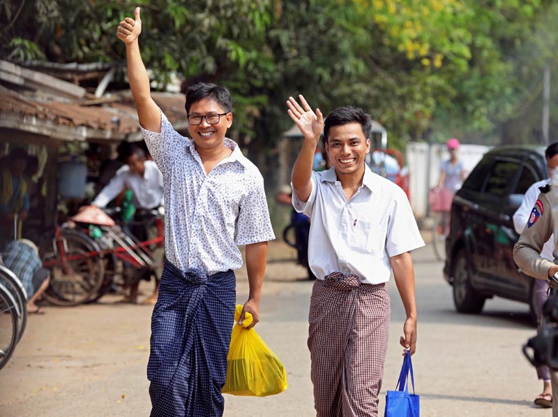 Reuters reporters Wa Lone and Kyaw Soe Oo gesture as they walk free outside Insein prison after receiving a presidential pardon in Yangon, Myanmar, May 7, 2019. Photo: Reuters