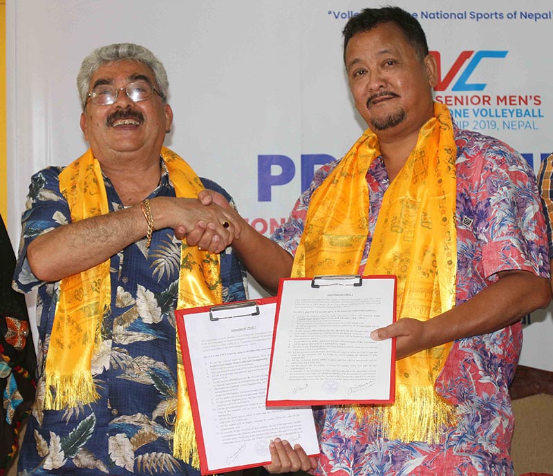 NVA President Manoranjan Raman Sharma (left) and FNCCI Vice-president Umesh Lal Shrestha exchanging the agreement papers in Kathmandu on Friday, June 7, 2019. Photo: Udipt Singh Chhetry/THT