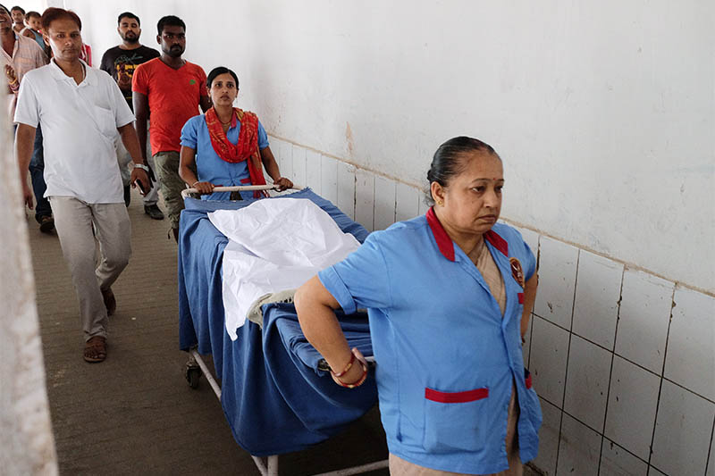 Medical staff carry the body of a girl who died of acute encephalitis syndrome to an ambulance at a hospital in Muzaffarpur, in the eastern state of Bihar, India, June 19, 2019. Photo: Reuters