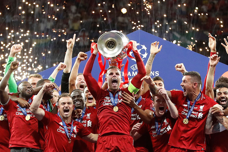 Liverpool's Jordan Henderson celebrates with the trophy and teammates after winning the Champions League Final during the Champions League Final match between Tottenham Hotspur and Liverpool, at Wanda Metropolitano, in Madrid, Spain, on June 1, 2019. Photo: Reuters