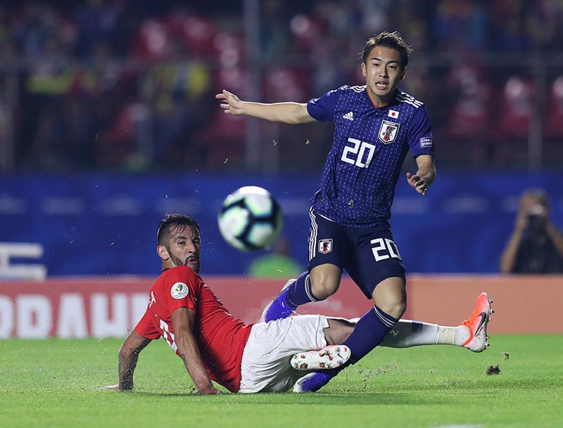 Japan's Hiroki Abe in action with Chile's Mauricio Isla during the Copa America Brazil 2019 Group C match between Japan and Chile, at Morumbi Stadium, in Sao Paulo, Brazil, on June 17, 2019. Photo: Reuters