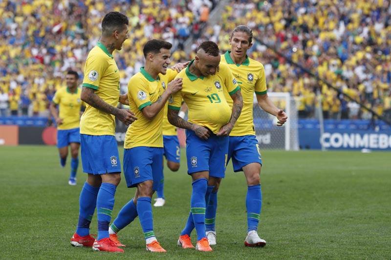 Teammates congratulate Brazil's Everton, with the ball under his jersey, after he scored his side's third goal against Peru during a Copa America Group A soccer match at the Arena Corinthians in Sao Paulo, Brazil, Saturday, June 22, 2019. Photo: AP
