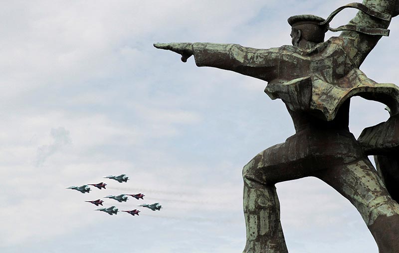 MiG-29 jet fighters of the Strizhi (Swifts) and Su-30 jet fighters of the Russkiye Vityazi (Russian Knights) aerobatic teams perform during a rehearsal for an air show, part of the Russian all-army competition Aviadarts-2019, with the Monument to Soldier and Sailor seen in the foreground, in the Black Sea port of Sevastopol, Crimea June 7, 2019. Photo: Reuters