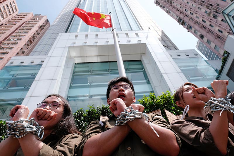 Students chain up themselves as they protest to demand authorities to scrap a proposed extradition bill with China, in Hong Kong, China June 8, 2019. Photo: Reuters