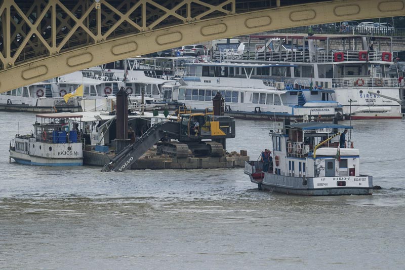 A power shovel fixed on a pontoon at work, at the scene of a boat accident, on River Danube in Budapest, Hungary, Thursday, June 6, 2019. Photo: Zoltan Balogh/MTI via AP