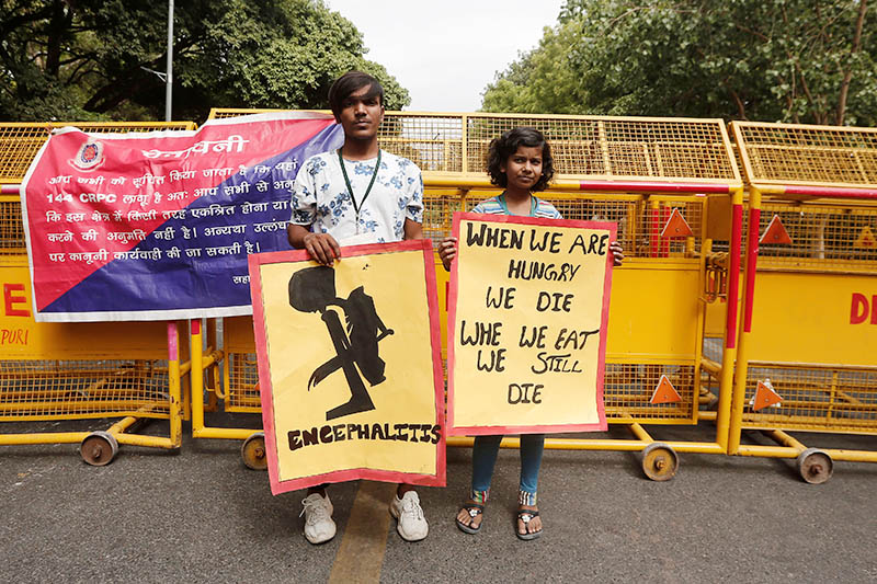 Children hold placards during a protest against the deaths of children who have died this month from encephalitis, commonly known as brain fever, in the eastern Indian state of Bihar, in New Delhi, India, June 17, 2019. Photo: Reuters