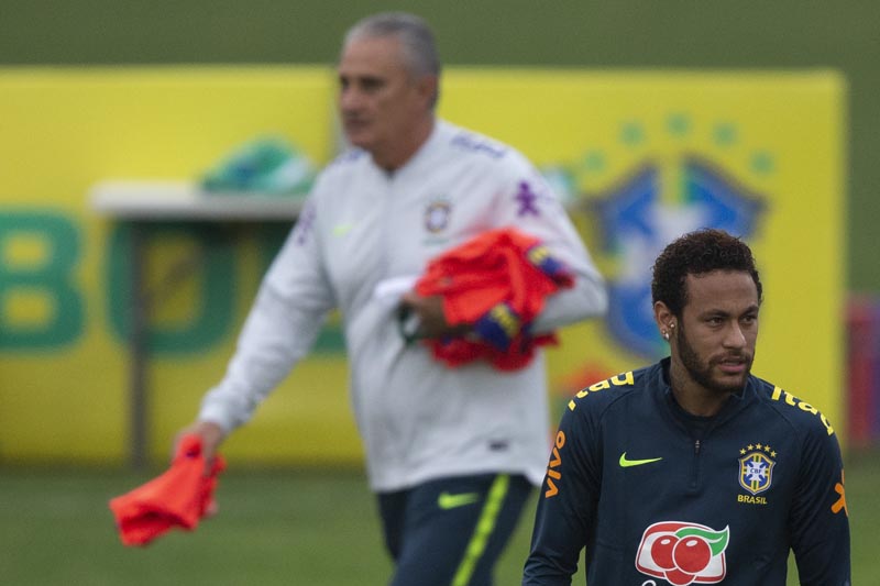 Brazil's soccer player Neymar attends a team practice session lead by national team coach Tite, behind, at the Granja Comary training center ahead the Copa America tournament in Teresopolis, Brazil, Sunday, June 2, 2019. Photo: AP.