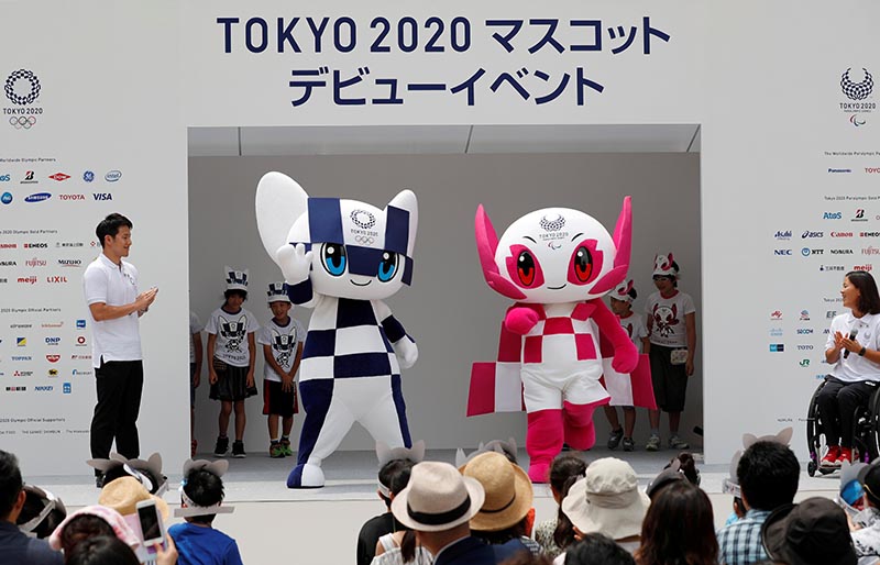 Japan's Olympic swimmer Daiya Seto and Japan's Paralympic canoeist Monika Seryu look on as Tokyo 2020 Olympic Games mascot Miraitowa and Paralympic mascot Someity arrive on stage during the mascots' debut in Tokyo, Japan, July 22, 2018. Photo: Reuters/ File