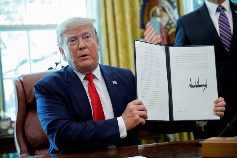 US President Donald Trump displays an executive order imposing fresh sanctions on Iran in the Oval Office of the White House in Washington, US, June 24, 2019. Photo: Reuters