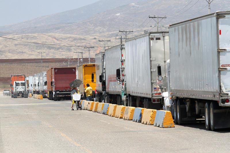 Trucks wait in queue for border customs control, to cross into the US, at the Otay border crossing in Tijuana, Mexico June 7, 2019. Photo: Reuters