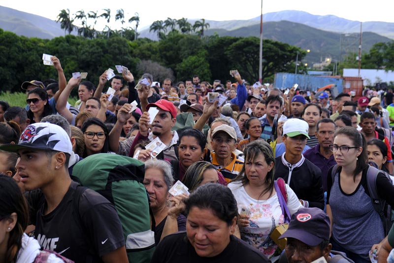 Venezuelans showing their IDs line up to cross the Simon Bolivar international bridge into Cucuta, Colombia, Saturday, June 8, 2019. Photo: AP