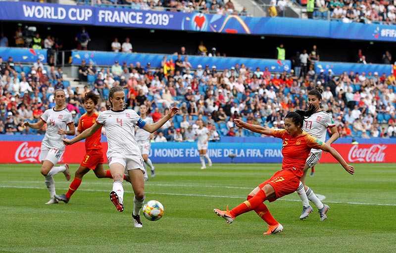 China's Yasha Gu shoots at goal as Spain's Irene Paredes attempts to block during the Women's World Cup  Group B match between China and Spain, at Stade Oceane, in Le Havre, France, on June 17, 2019. Photo: Reuters