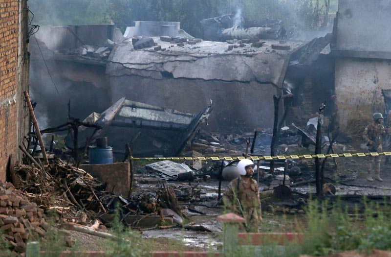 Pakistan army soldier stands guard the site of a plane crash in Rawalpindi, Pakistan, Tuesday, July 30, 2019. Photo: AP