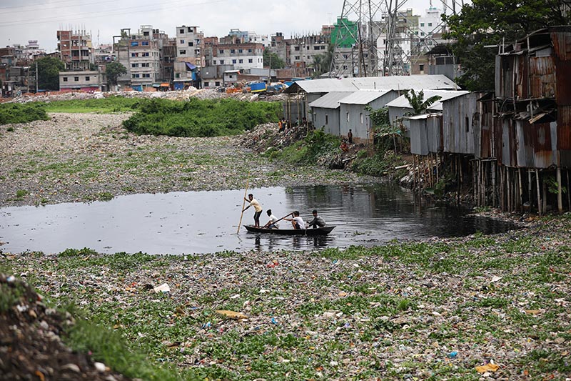 People cross the heavily polluted Buriganga river by boat in Dhaka, Bangladesh, July 2, 2019. Photo: Reuters