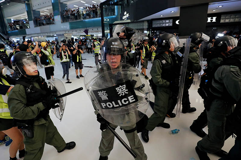 Riot police try to disperse pro-democracy protesters inside a mall after a march at Sha Tin District of East New Territories, in Hong Kong, China July 14, 2019. Photo: Reuters